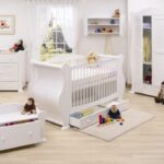 Tempat tidur bayi warna putih