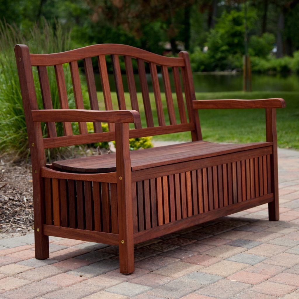 Kursi taman dari kayu merupakan salah satu jenis garden furniture