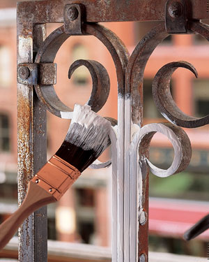 perbaikan kualitas pagar dengan pengecatan ulang menggunakan cat besi