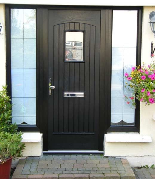 Kreasi pintu besi di rumah yang elegan menggunakan warna hitam