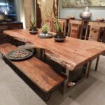 Meja kayu alami berukuran besar Sumber Pinterest