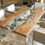 Meja kayu dengan kombinasi kaca Sumber Pinterest