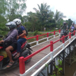 jembatan merah putih di Desa Saka Lagun