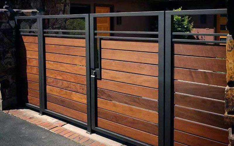pagar besi kayu minimalis yang didesain khusus menjadi kombinasi yang unik untuk rumah dengan gaya minimalis