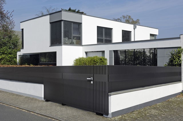 pagar besi vertikal untuk rumah gaya minimalis