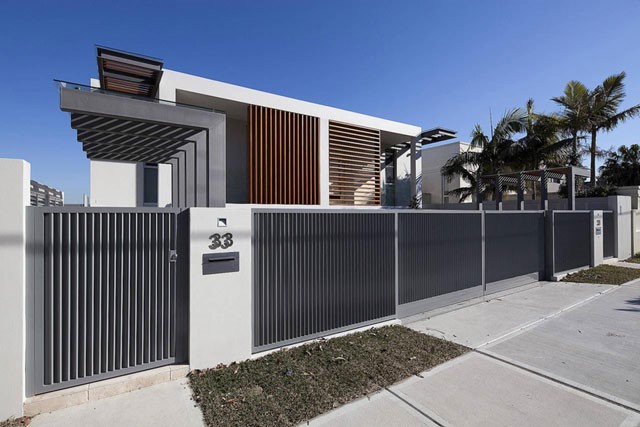 pagar besi dengan warna abu-abu yang sedang tren untuk gaya rumah minimalis
