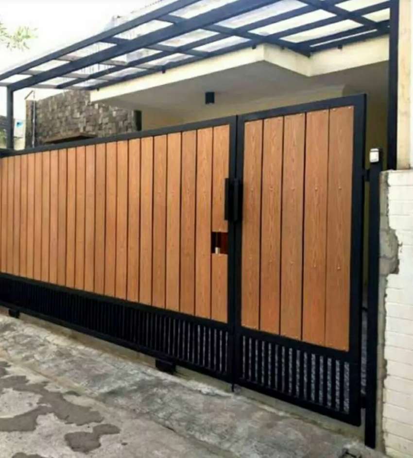 pagar dengan kombinasi besi dan woodplank