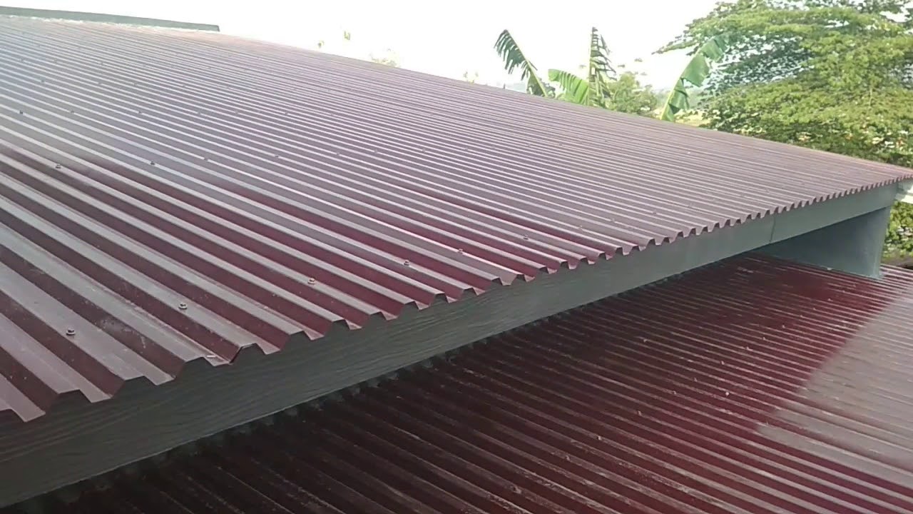 Atap dari seng yang sudah dilapisi cat