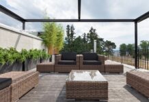 kanopi kaca untuk garden furniture pada konsep rumah modern