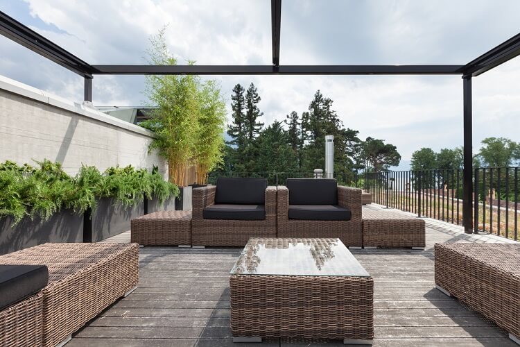 kanopi kaca untuk garden furniture outdoor pada konsep rumah modern